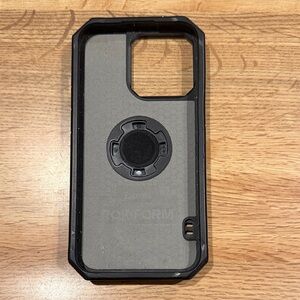 Rockform Rugged Magnetic Case iPhone 13 pro.